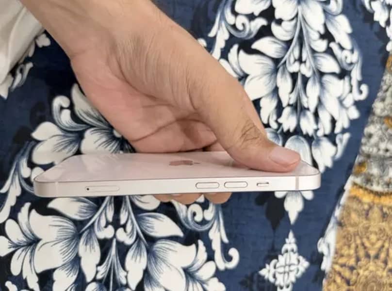 Apple iPhone 13 4