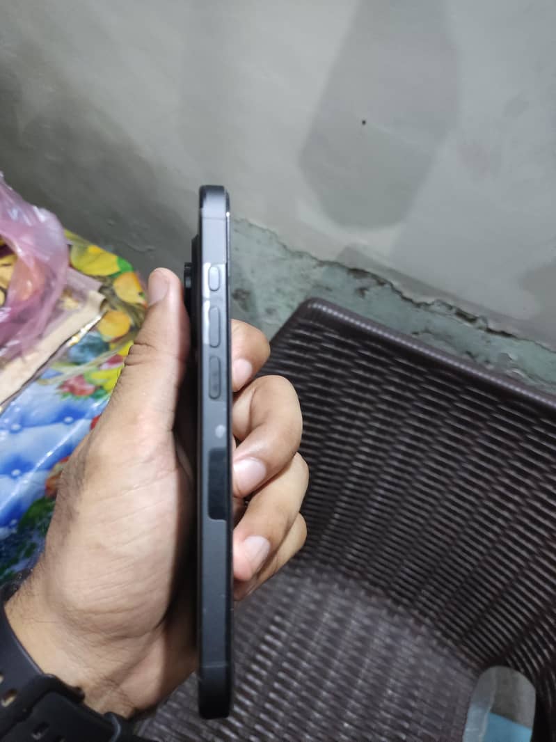 Apple iPhone 16 Pro 2