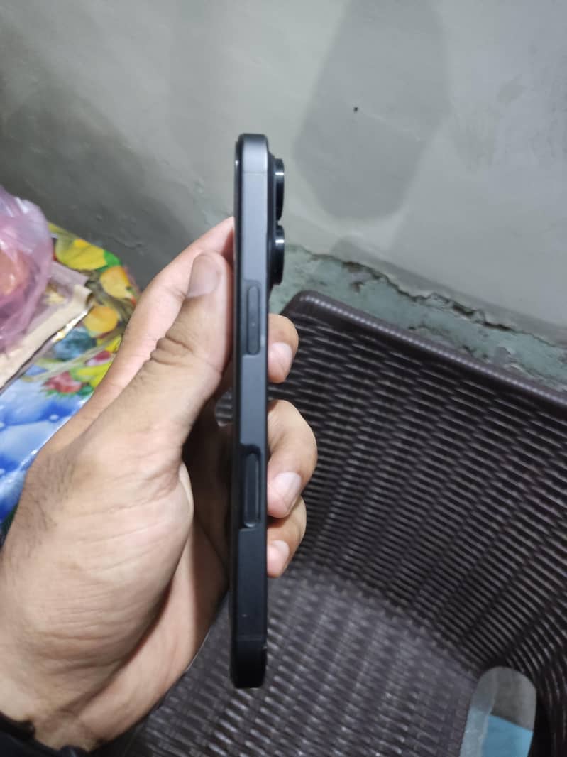 Apple iPhone 16 Pro 3