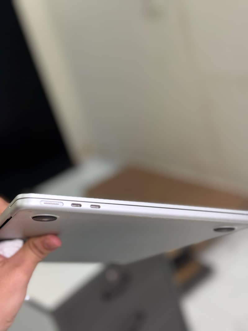 MacBook M3 4