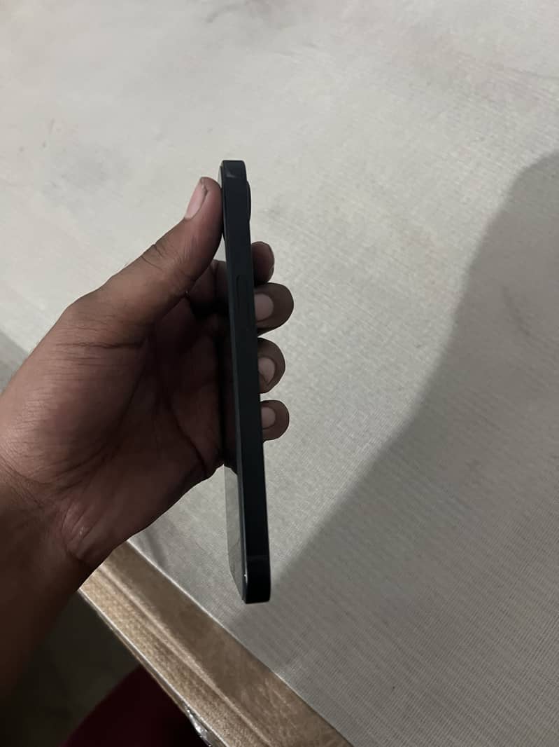 Apple iPhone 16e 1