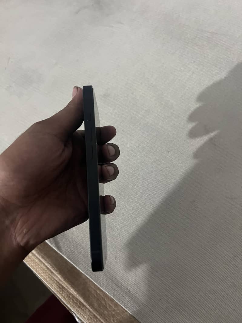 Apple iPhone 16e 3