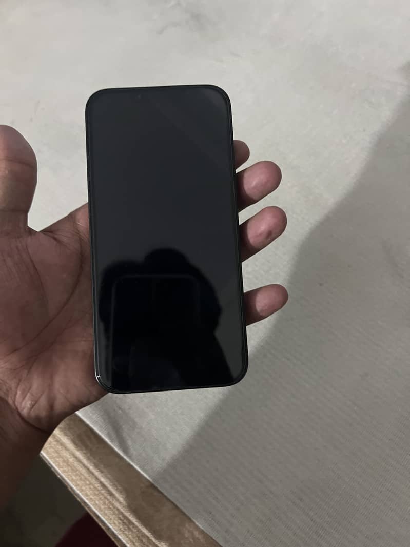 Apple iPhone 16e 4