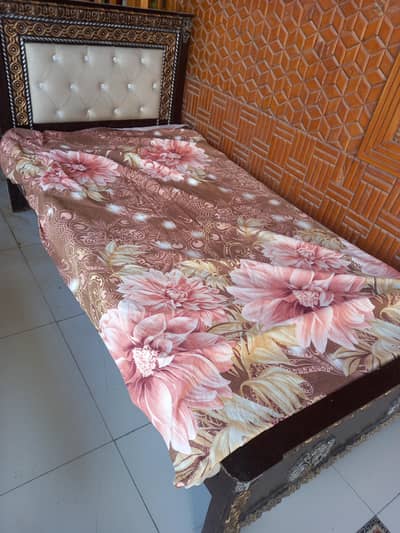 wood bed single / cut 9/10 condition