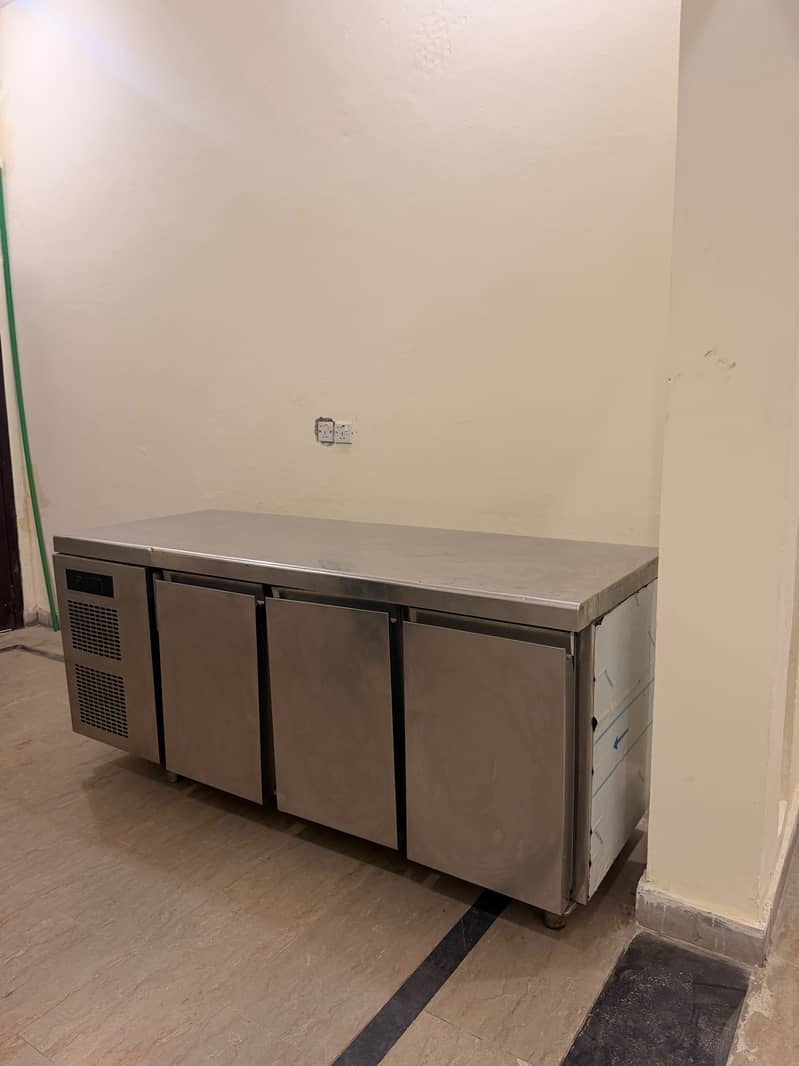 Prep Table with Chiller Underneath – 3 Compartments 0