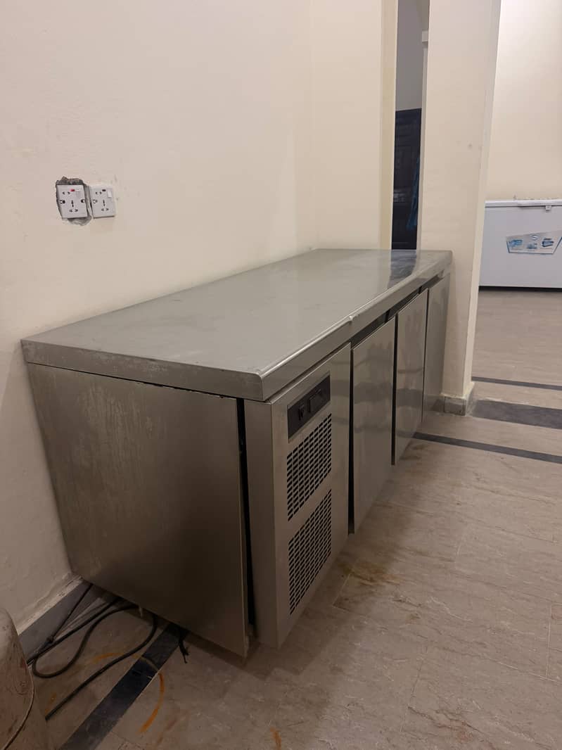 Prep Table with Chiller Underneath – 3 Compartments 1