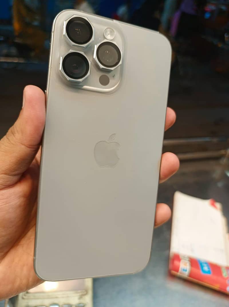 iPhone 15 Pro Max. 1