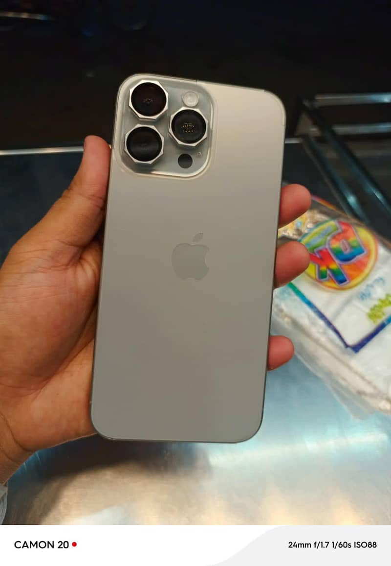 iPhone 15 Pro Max. 2