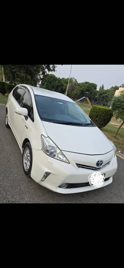 Toyota Prius Alpha 2016