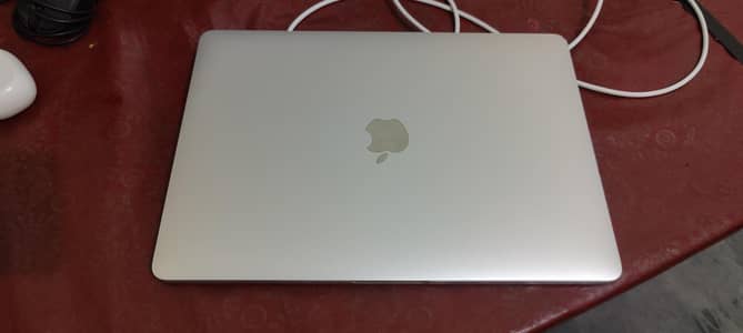 MacBook pro 2017 i7 16/256 touch bar