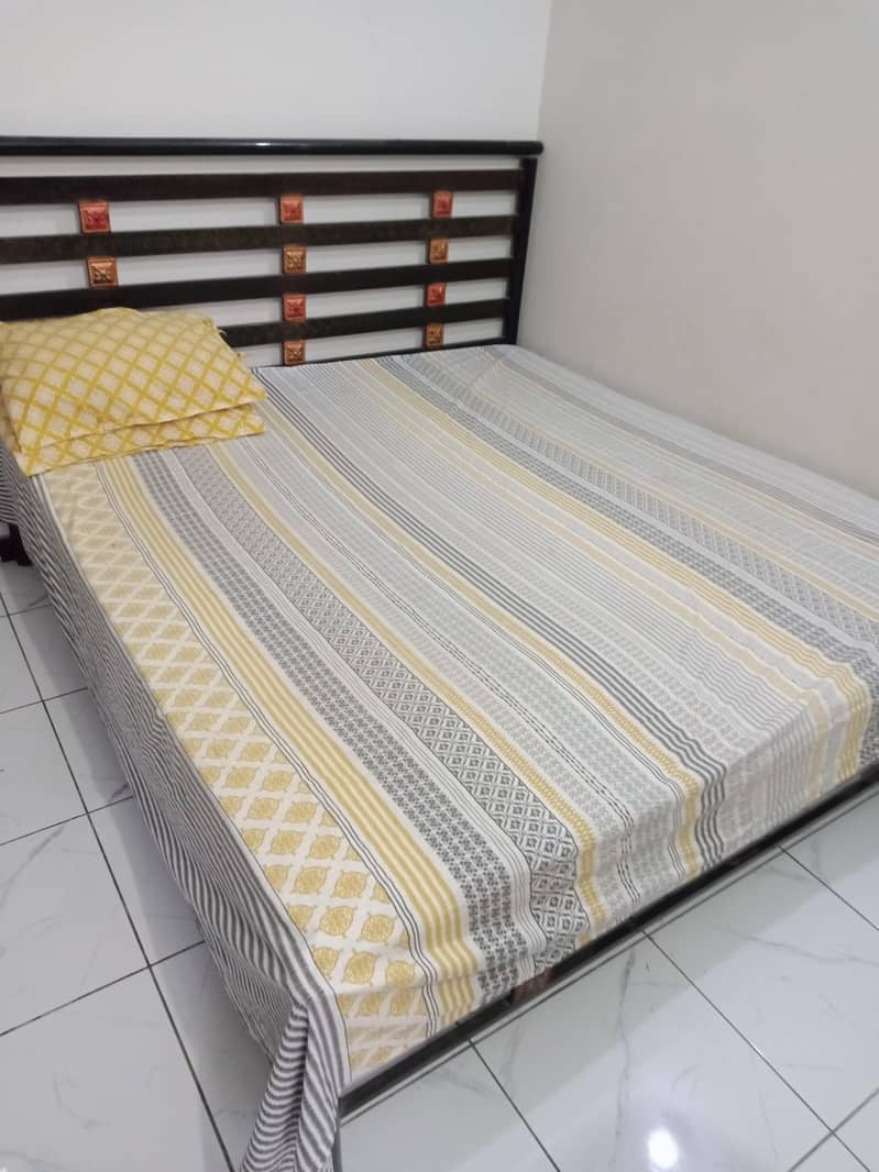 iron bed 0