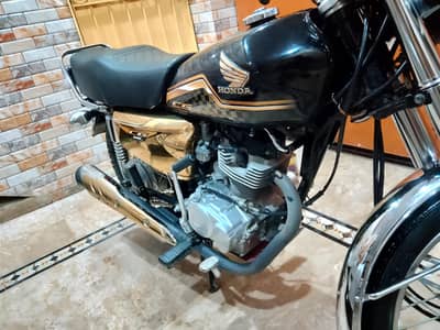 Honda 125 black gold