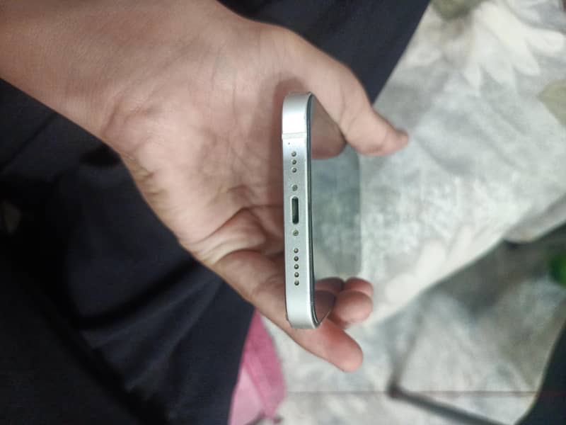 Apple iPhone 12 4