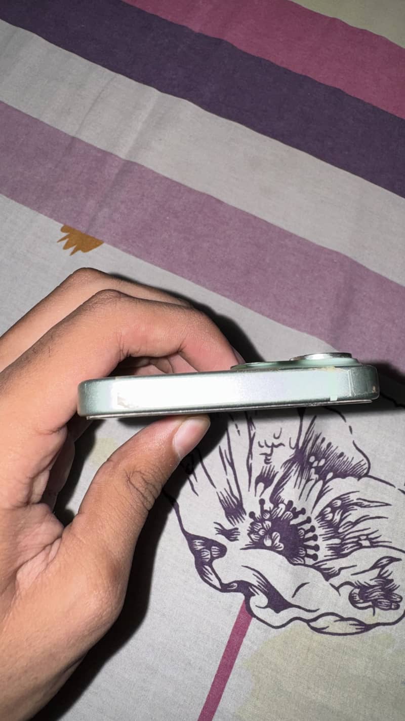 iPhone 15 3