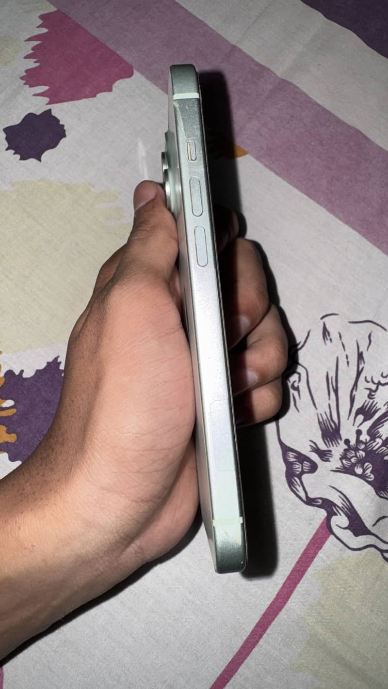 iPhone 15 4