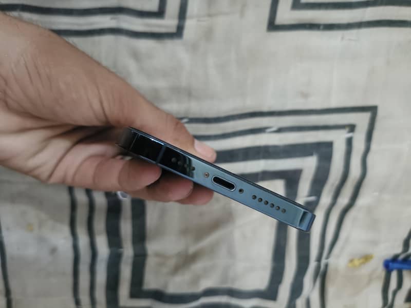 Apple iPhone 12 4
