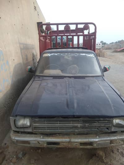 8lToyota Hilux 1982 Pickup