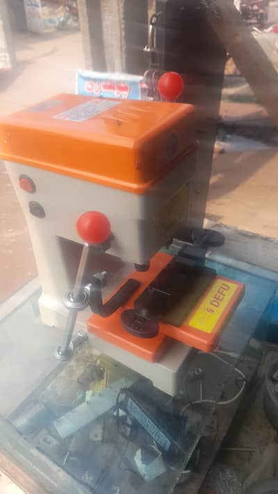 Key  cutting machine