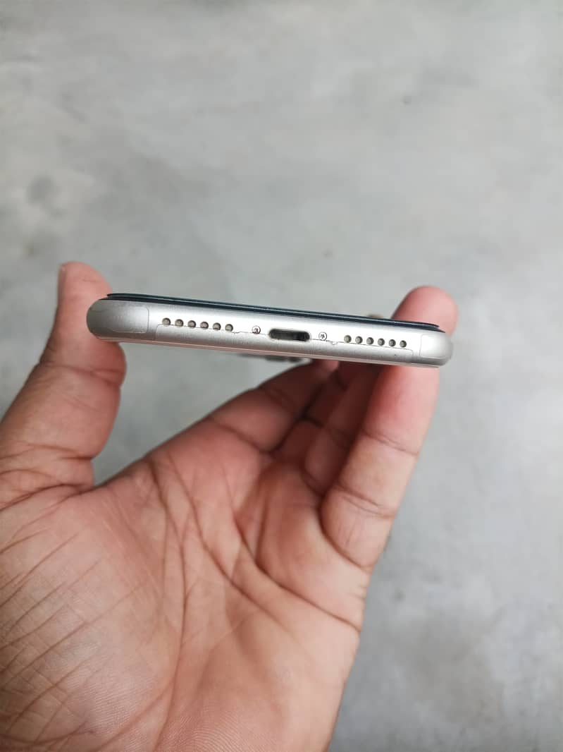 Apple iPhone 11 3