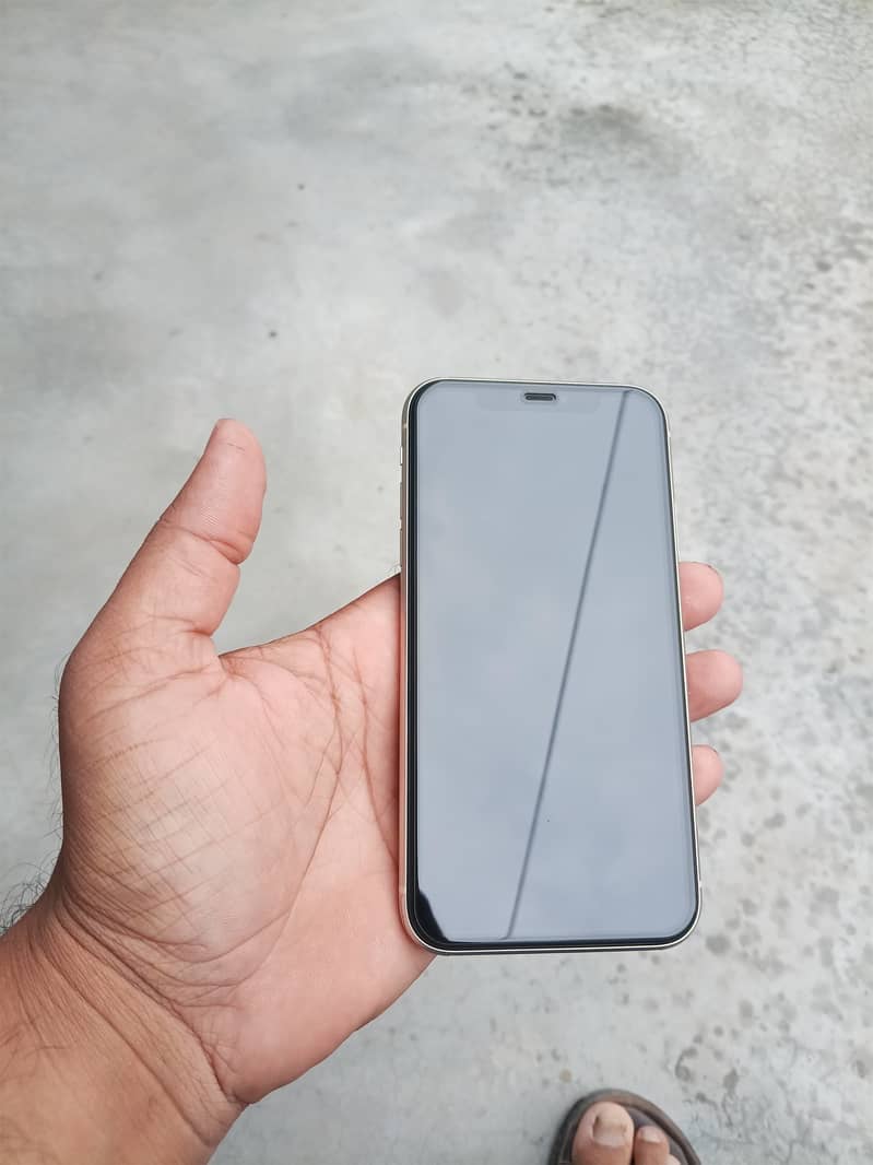 Apple iPhone 11 4