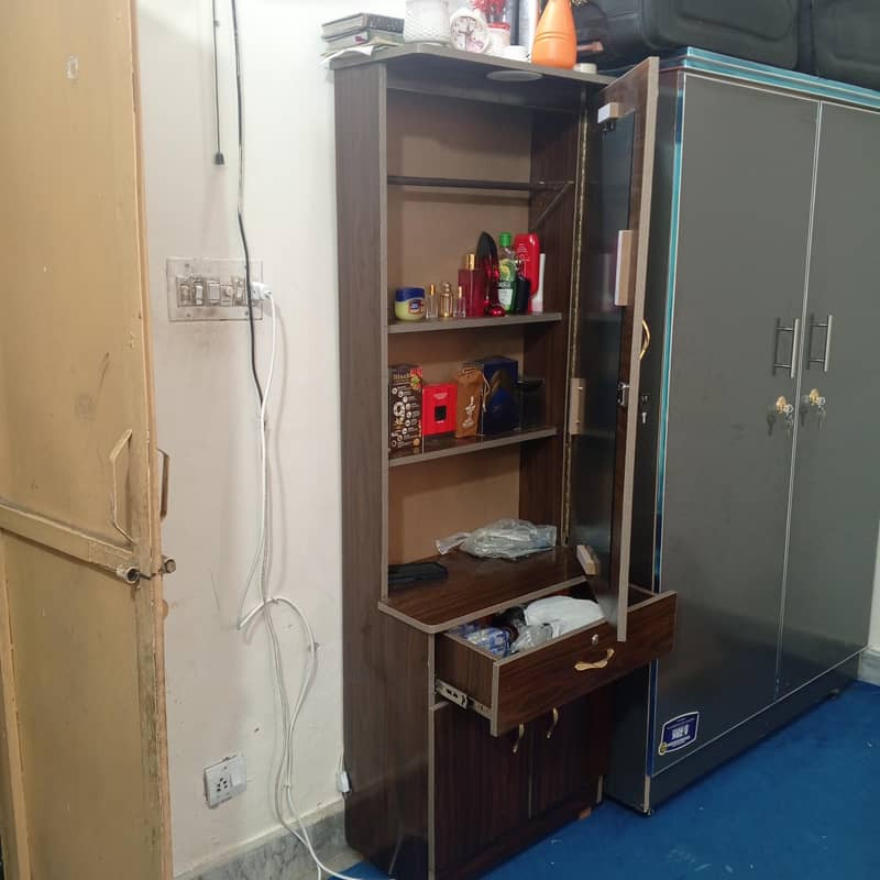 wardrobe table 0