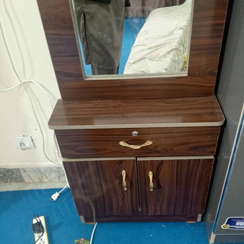wardrobe table 1