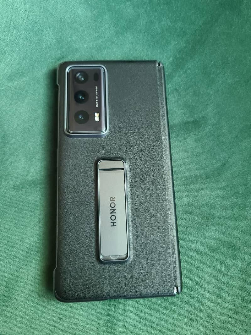 Honor Magic V2 Flip 1