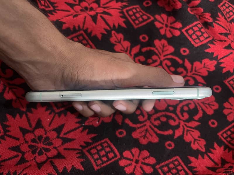 Apple iPhone 11 4