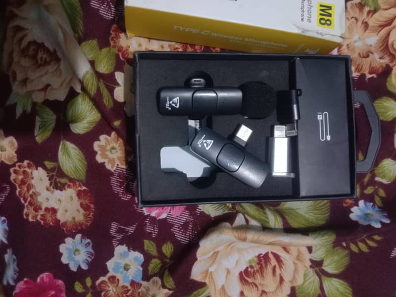 M8 TYPE C WIRELESS MICROPHONE 2