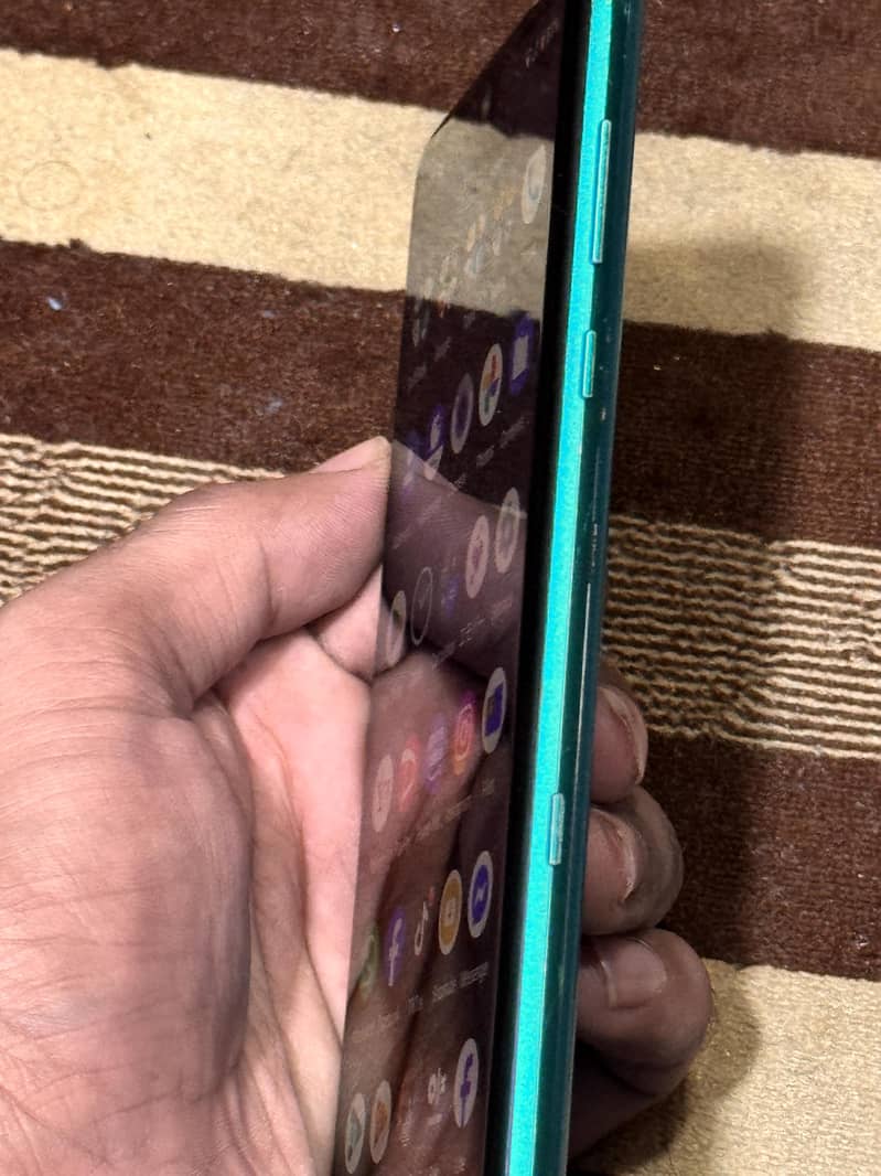 Sharp Aquos R3 4
