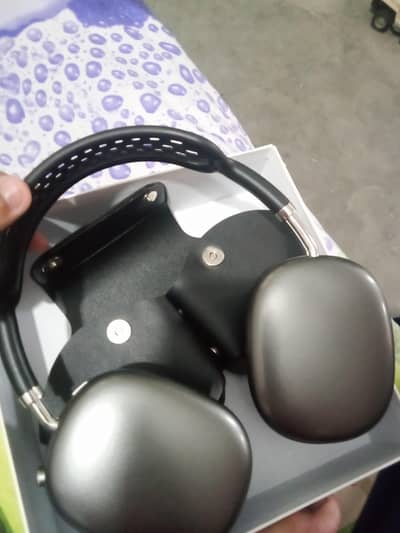 Wireless Bluetooth Headphones with Smart Case (USB-C) – Like New