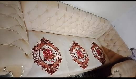 cream colour 5 seater sofa set with floral design. . urgent sale