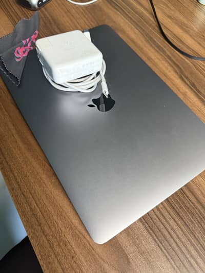 MacBook Pro 13 inches 2020 - 256 GBs