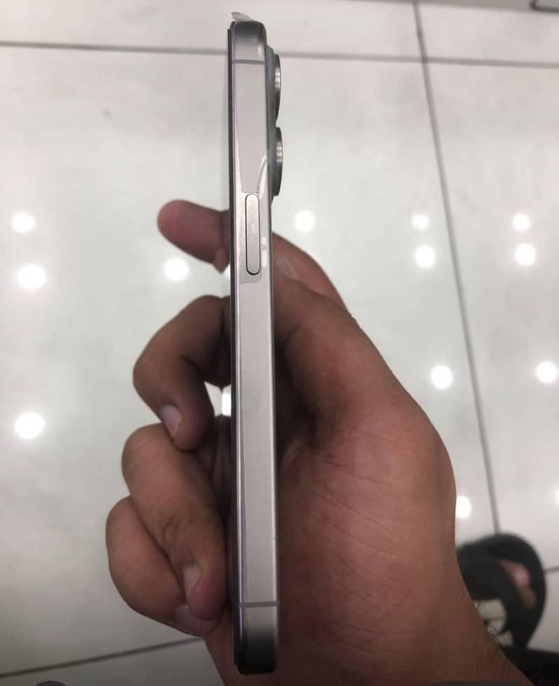 Apple iPhone 15 Pro 3