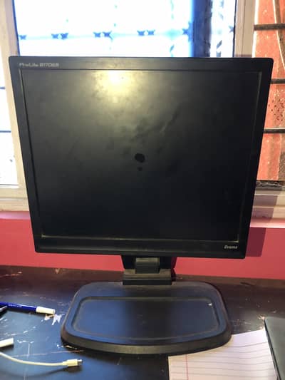 iiyama 17" LCD Monitor – Excellent Condition