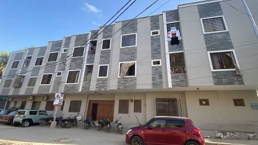 Prime Location Flat Spread Over 1000 Square Feet In PECHS Available