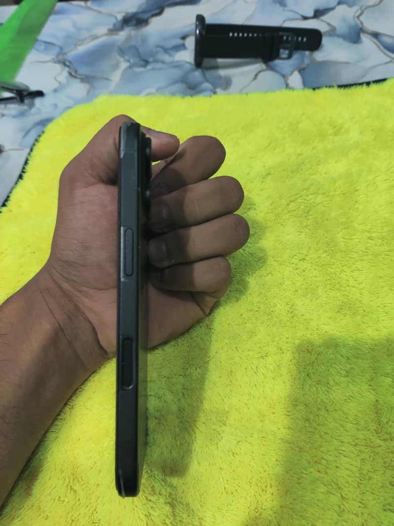 Apple iPhone 16 2