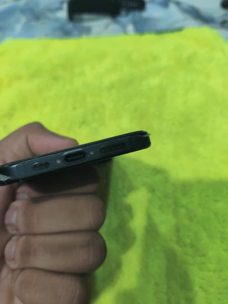 Apple iPhone 16 4