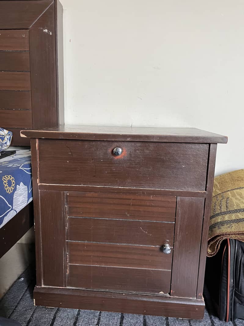 2 single beds with side table 2