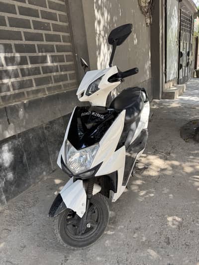 Road king 2025model white color