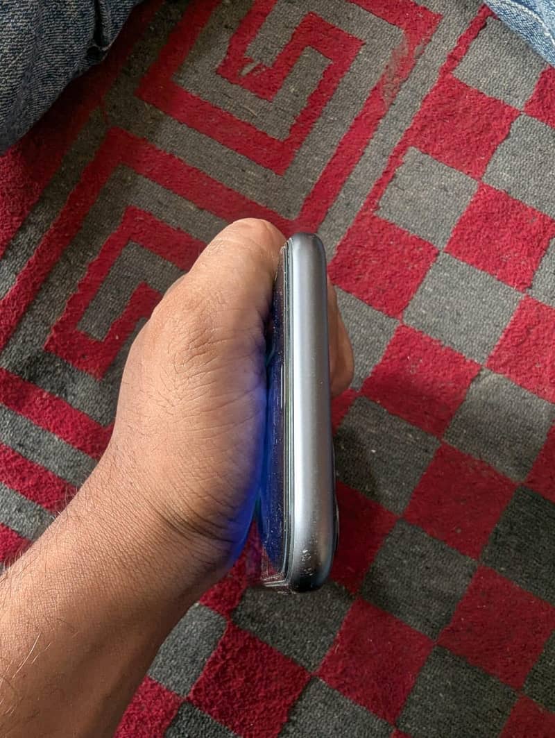 Apple iPhone 11 4