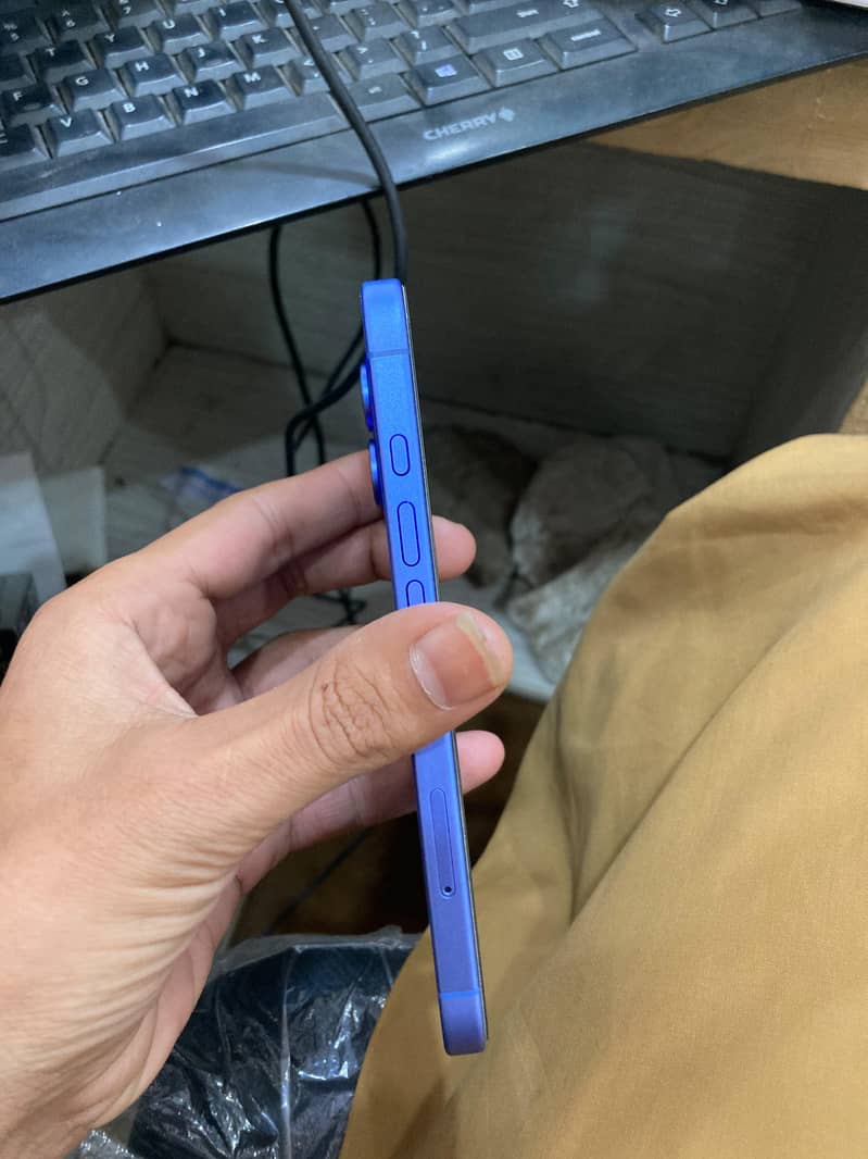 Apple iPhone 16 0