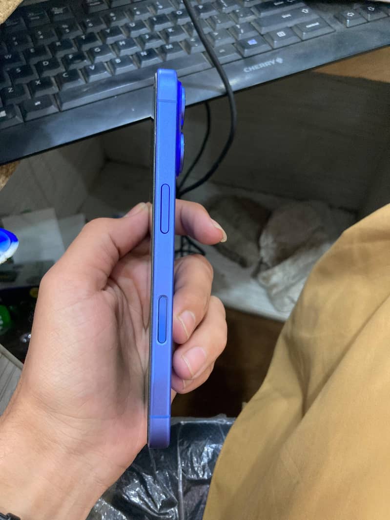 Apple iPhone 16 2
