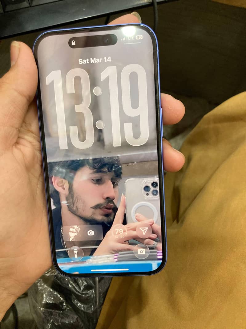 Apple iPhone 16 3