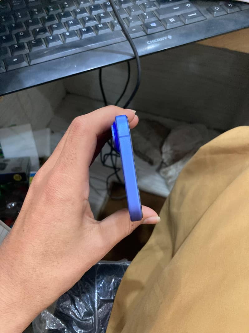 Apple iPhone 16 4