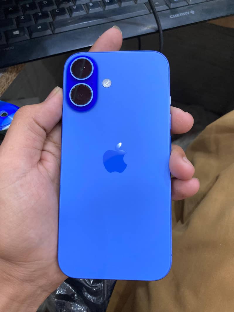 Apple iPhone 16 7