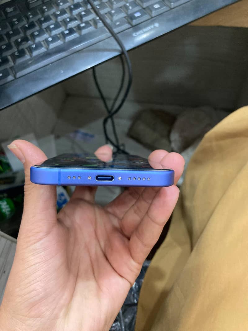 Apple iPhone 16 8