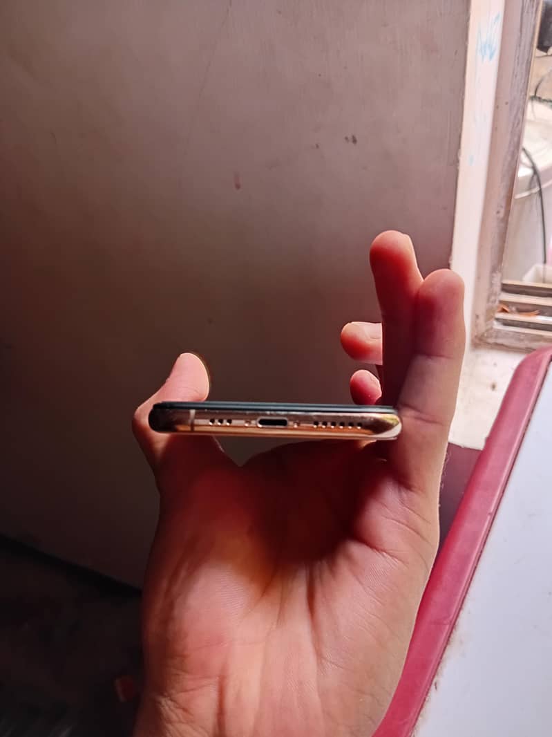 Apple iPhone XS 3