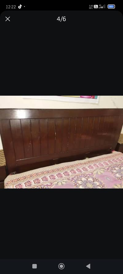 king size wodden Bed with out mattress.