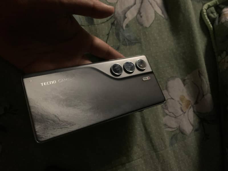 Tecno CAMON 40 1